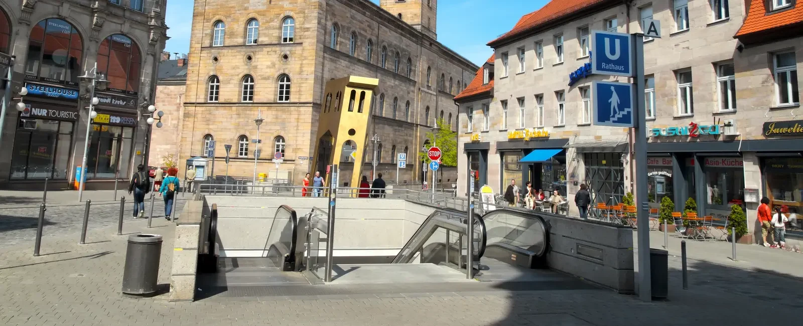 Historisches Rathaus in Fuerth mit U-Bahn-Eingang