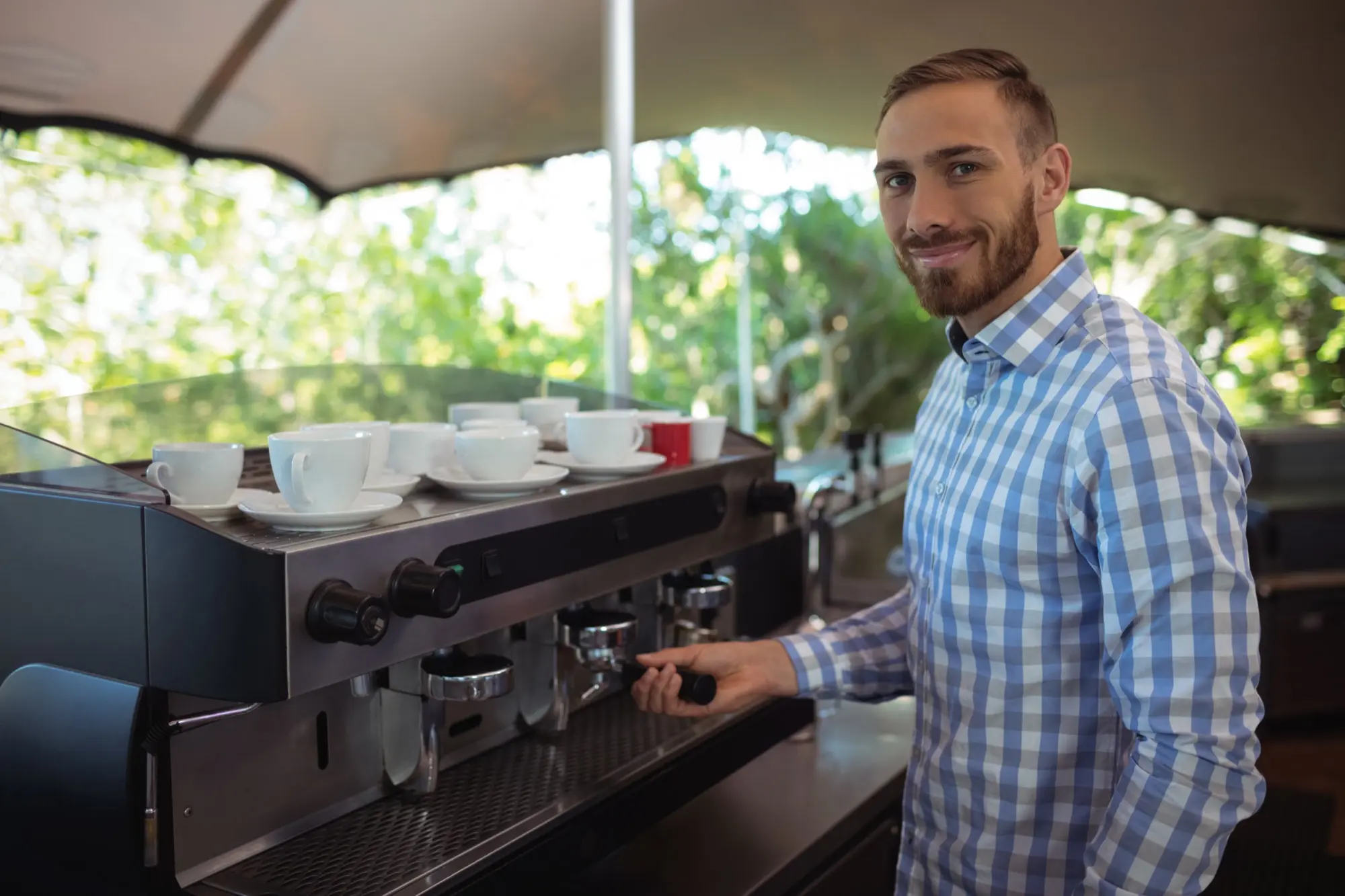 Barista bereitet frischen Espresso zu - mobiler Kaffeegenuss für Events