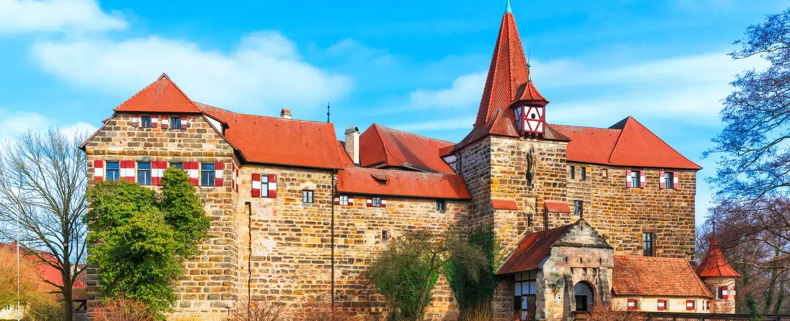 Wenzelschloss im Flusslauf der Pegnitz in Lauf