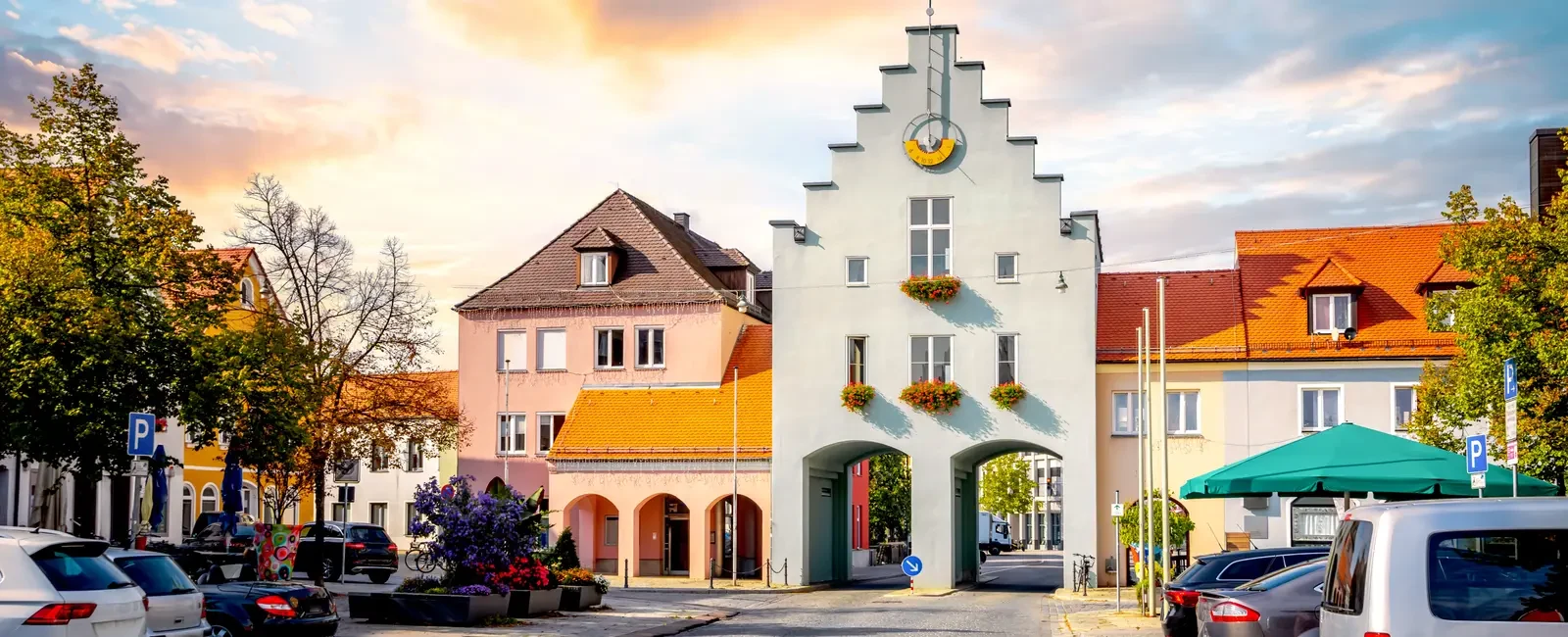Marktstrassenzug mit historischen Giebelhaeusern in Neumarkt in der Oberpfalz