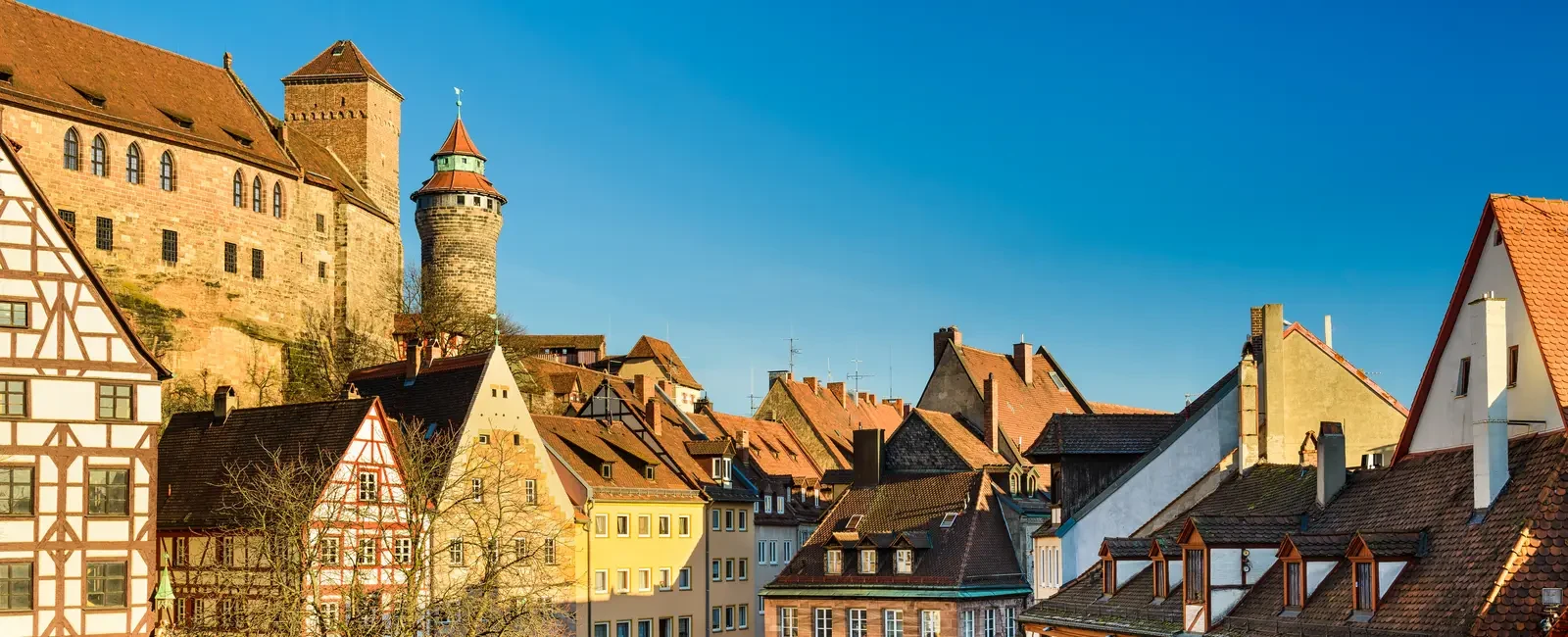 Tiergaertnertorplatz und Kaiserburg in Nuernberg im Abendlicht