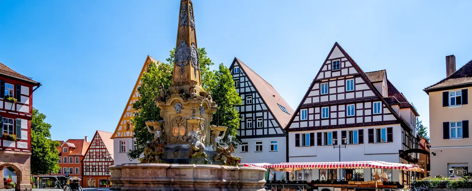 Historischer Marktplatz mit Fachwerk-Rathaus in Schwabach