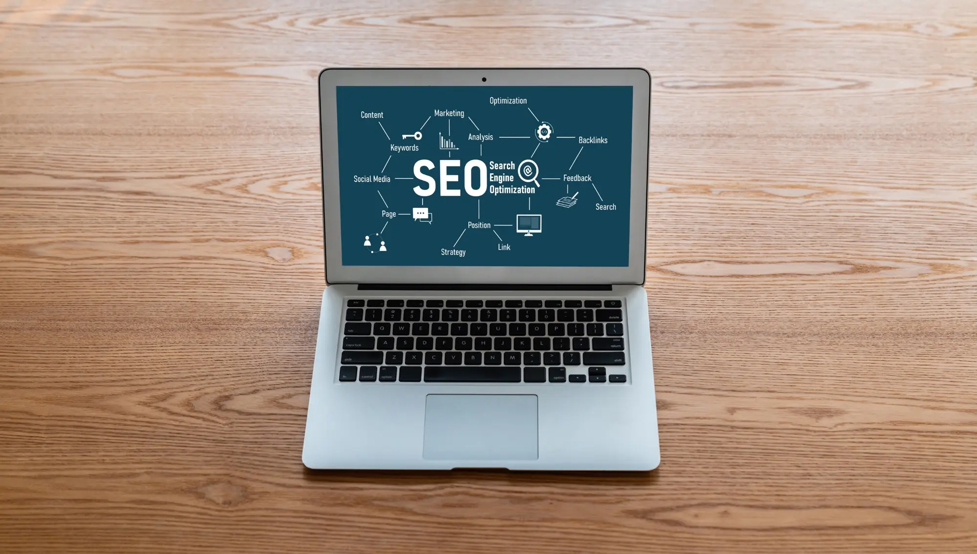SEO und Suchmaschinenoptimierung - Konzept mit Laptop und Analyse-Charts