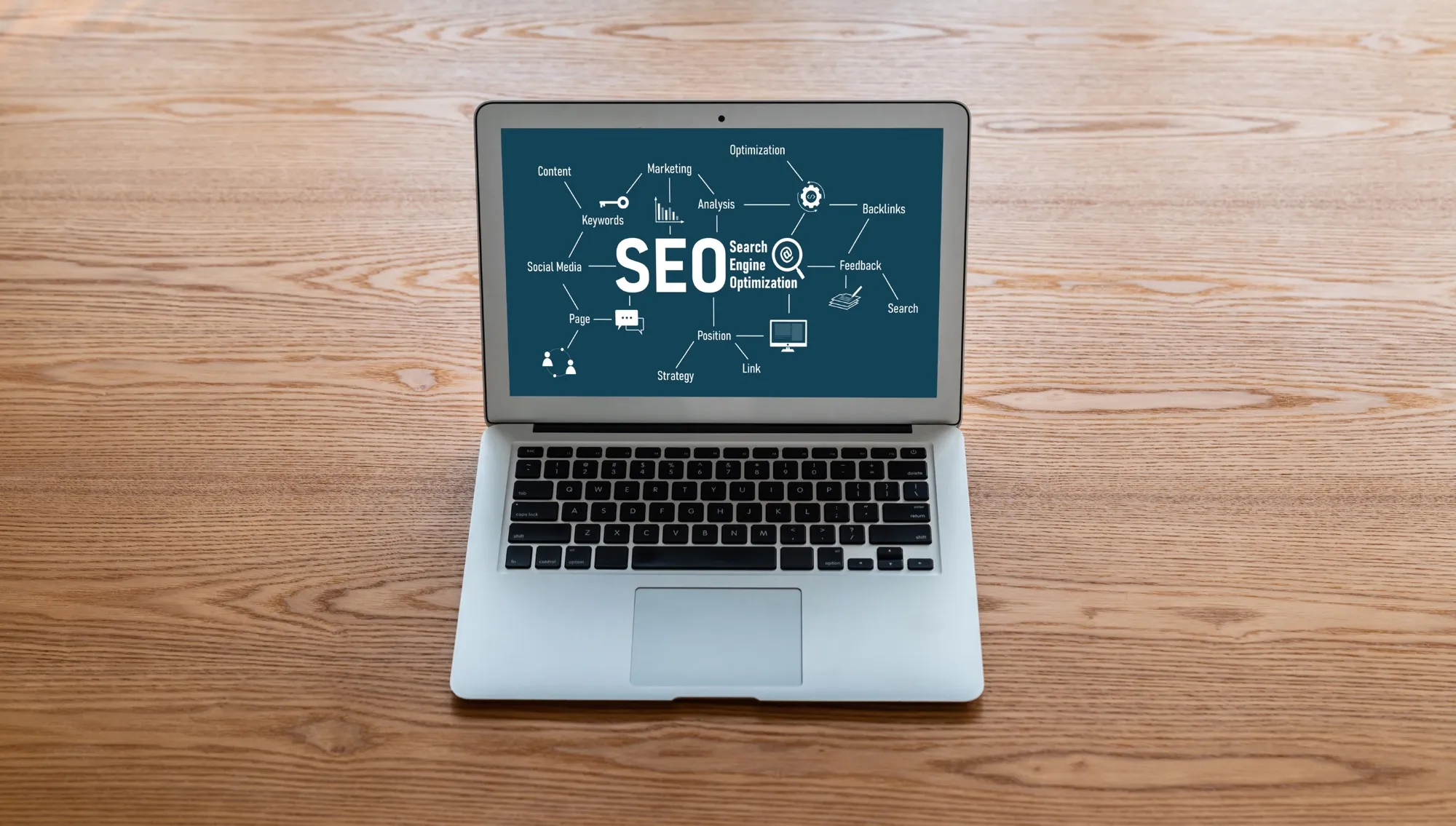 SEO und Suchmaschinenoptimierung - Konzept mit Laptop und Analyse-Charts