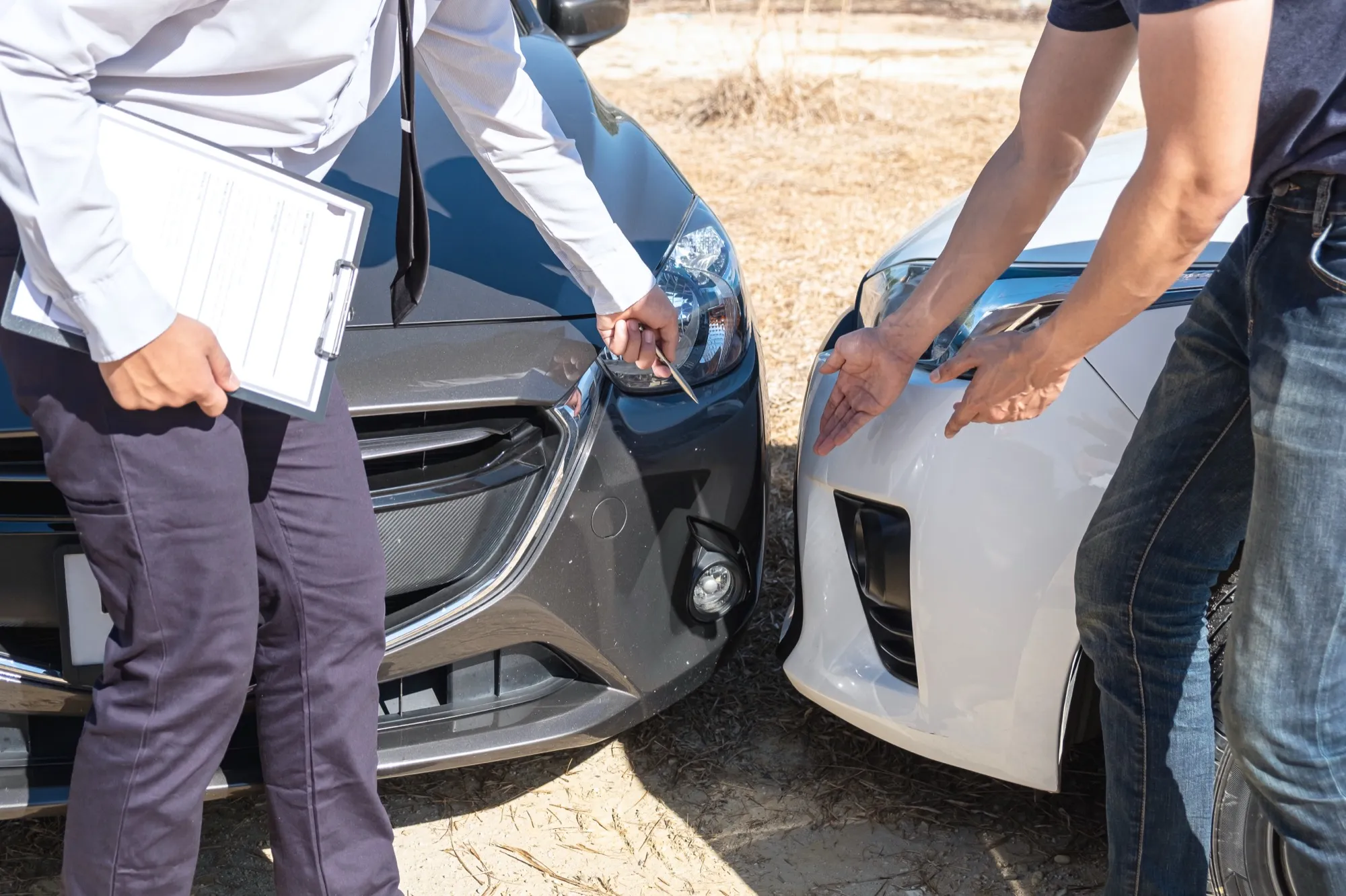 KFZ-Gutachter begutachtet Fahrzeug nach einem Unfall - professionelle Schadenanalyse