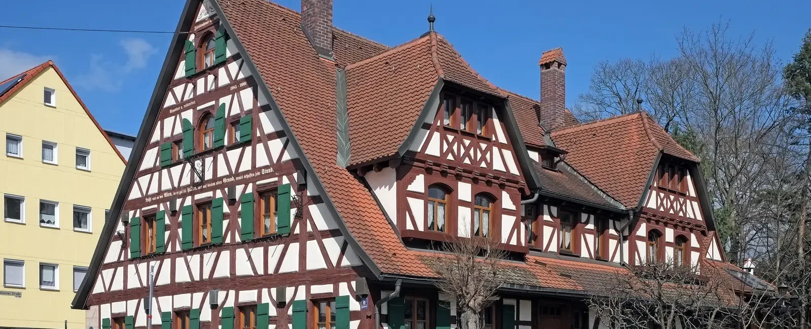 Historisches Fachwerk-Pfarrhaus mit Sandsteinmauer in Zirndorf