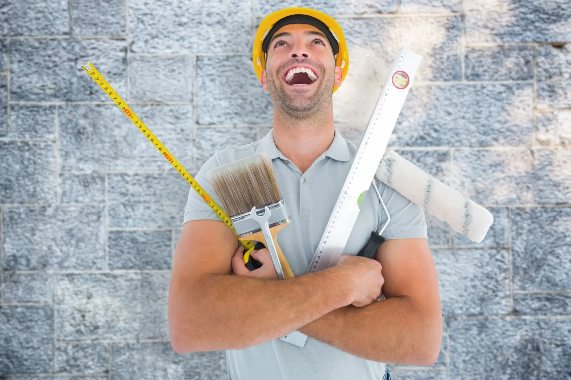 Handwerker mit Pinsel, Wasserwaage und Maßband - professionelle Wohnungssanierung in Nürnberg